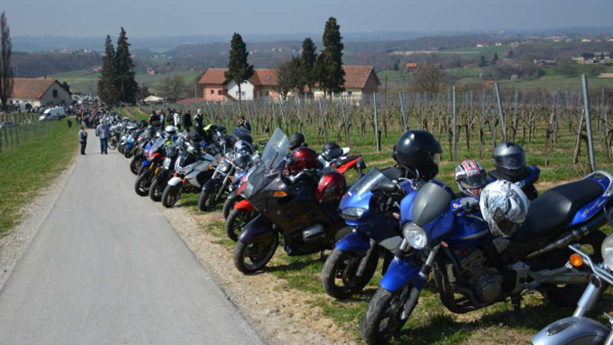 (FOTO) Šeststopetdeset jeklenih konjičkov na Kapeli