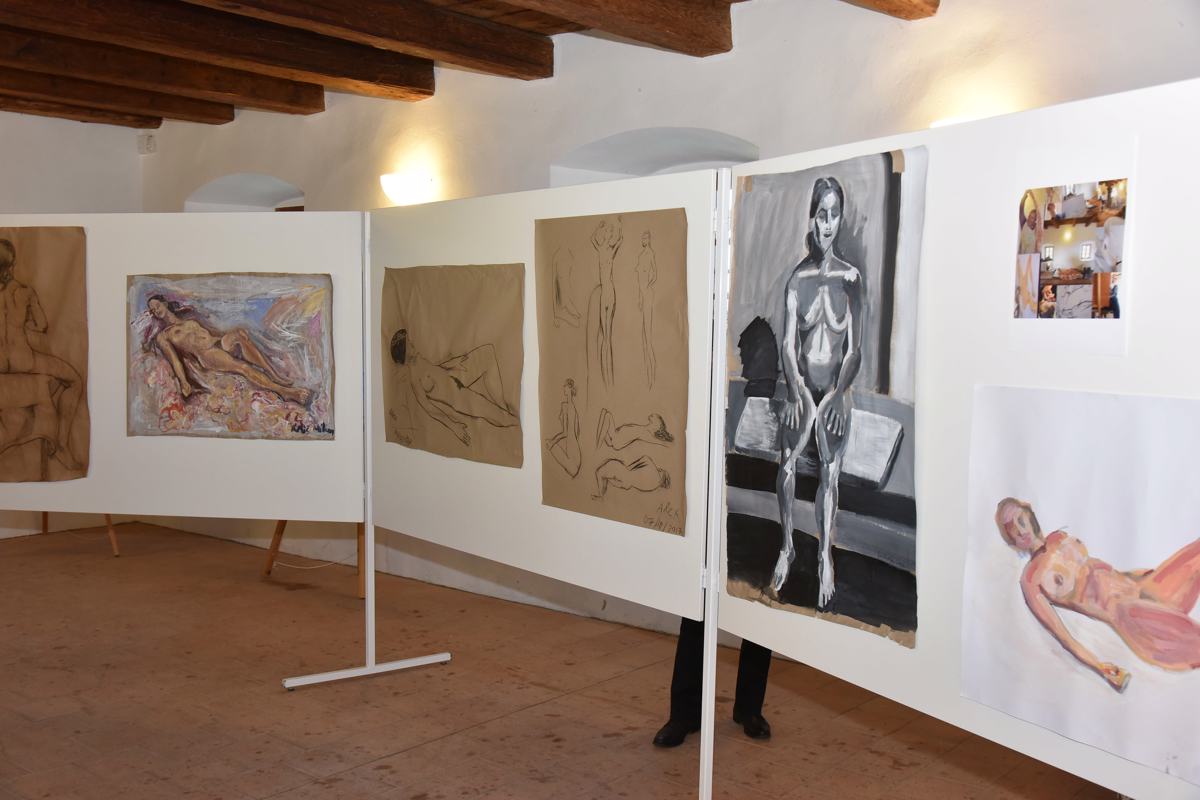 (FOTO) Žgečkljiva razstava na Gradu Negova