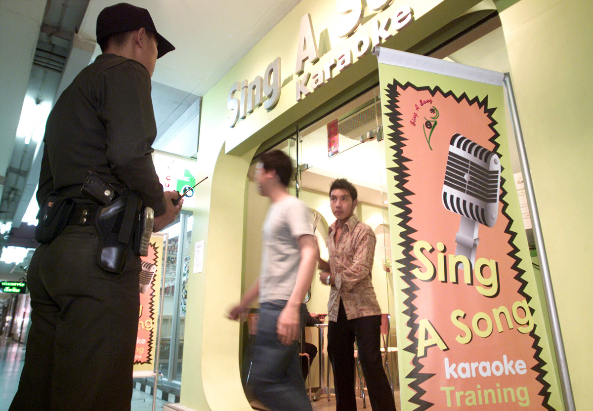 Več mrtvih v podtaknjenem požaru v karaoke baru