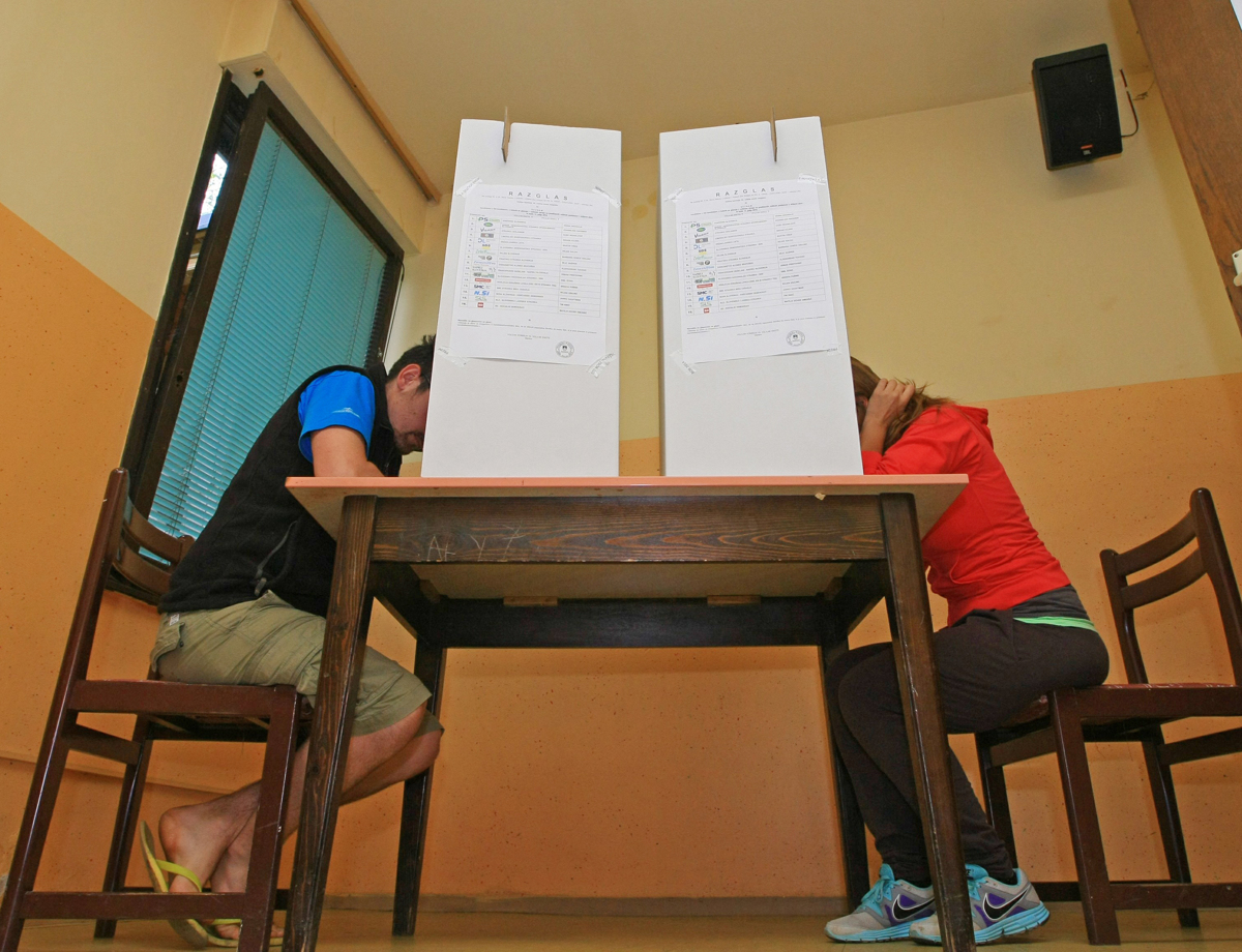 KOMENTAR: Janša straši pred komunisti in begunci, levica pred Janšo