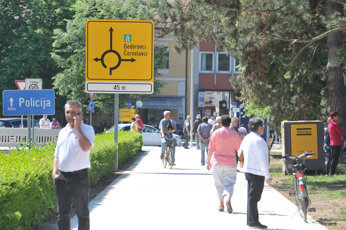 Obnova soboškega središča proti koncu - kmalu nove klopi in tudi vrtnice