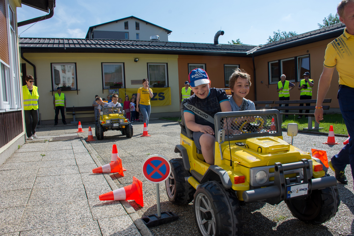 Da varen boš na cesti, so peli otroci in se preizkušali kot vozniki
