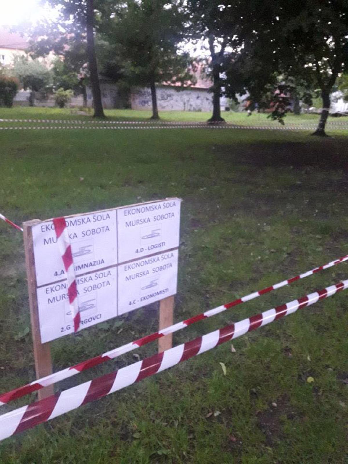 (FOTO) Maturanti so si razdelili prostor v parku