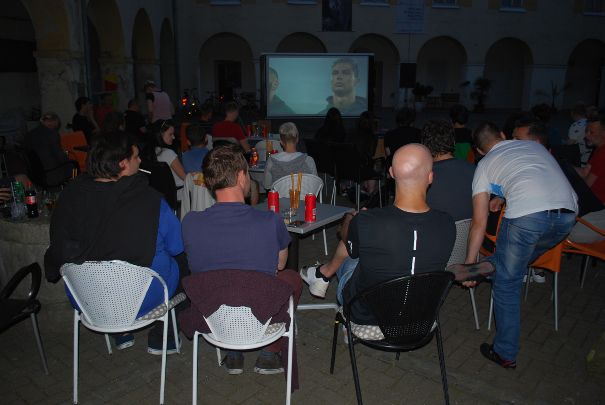 Finale Lige prvakov: Spremljali so ga tudi na soboškem grajskem dvorišču