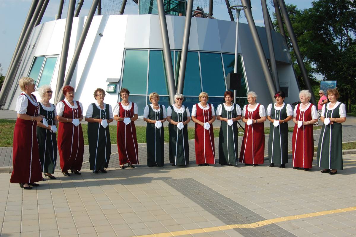 (Foto) Pri Vinariumu so se zavrteli in zapeli folklorni plesalci, pevci in godci