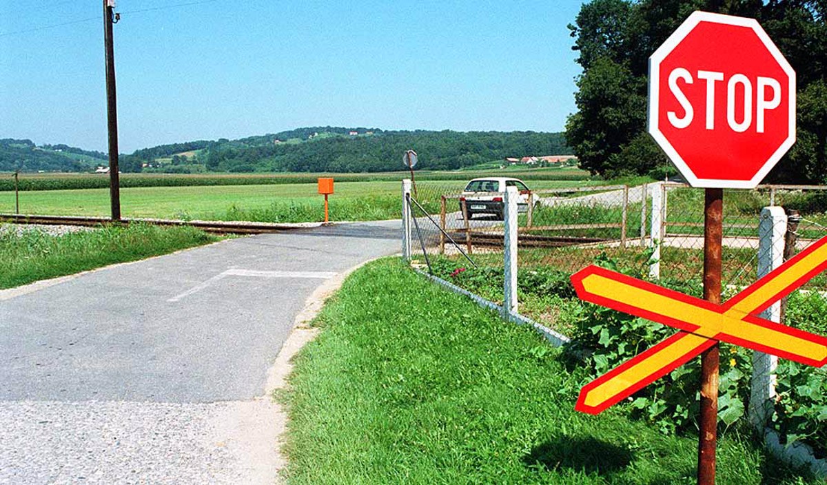 Šentilj: Ignoriral znak in z avtomobilom trčil v lokomotivo