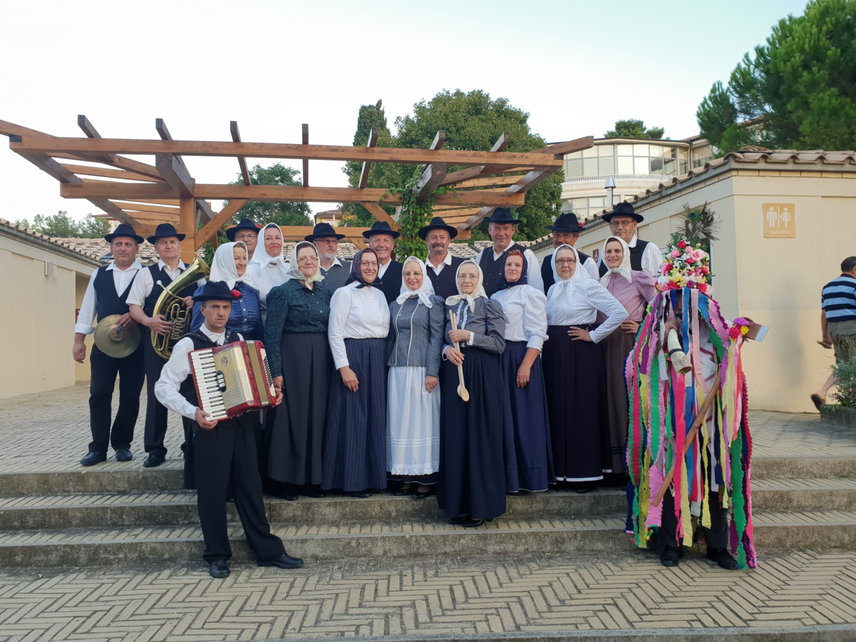 Prekmurci v Izoli zaplesali in ponujali domače dobrote