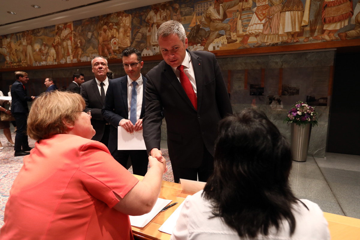 Židan bi pred kolegi najprej poskrbel za čistilke in natakarje