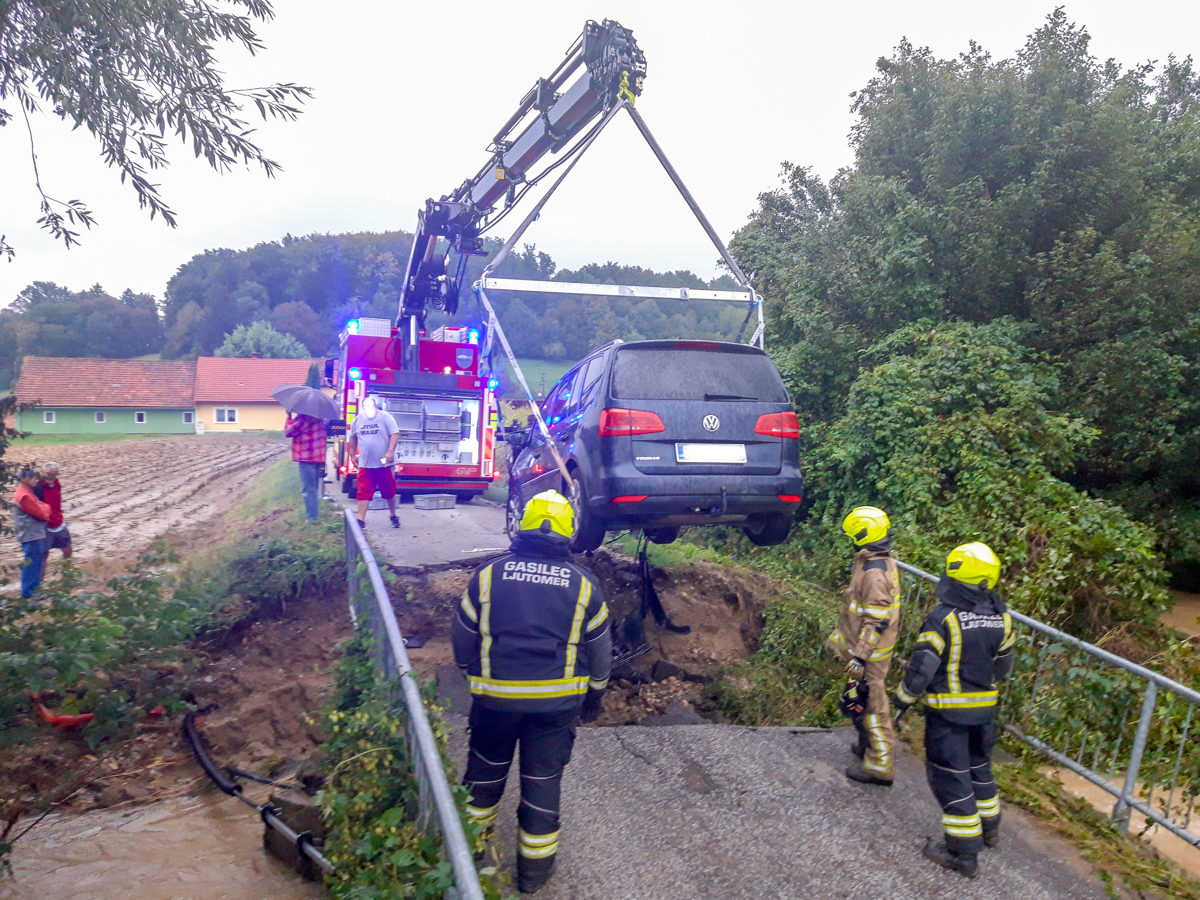 (VIDEO in FOTO) V Prlekiji zrušena kar dva mosta, v vodi končal tudi avto
