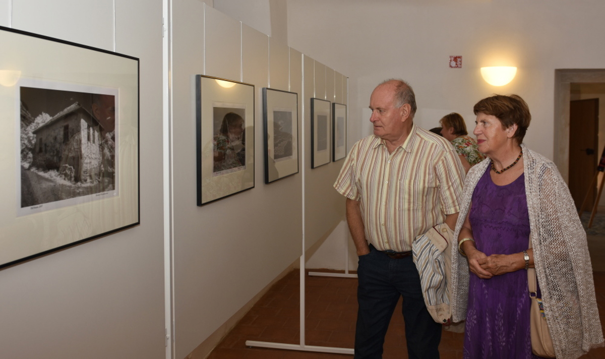 Grad Negova: Tri razstave priznanih fotografov