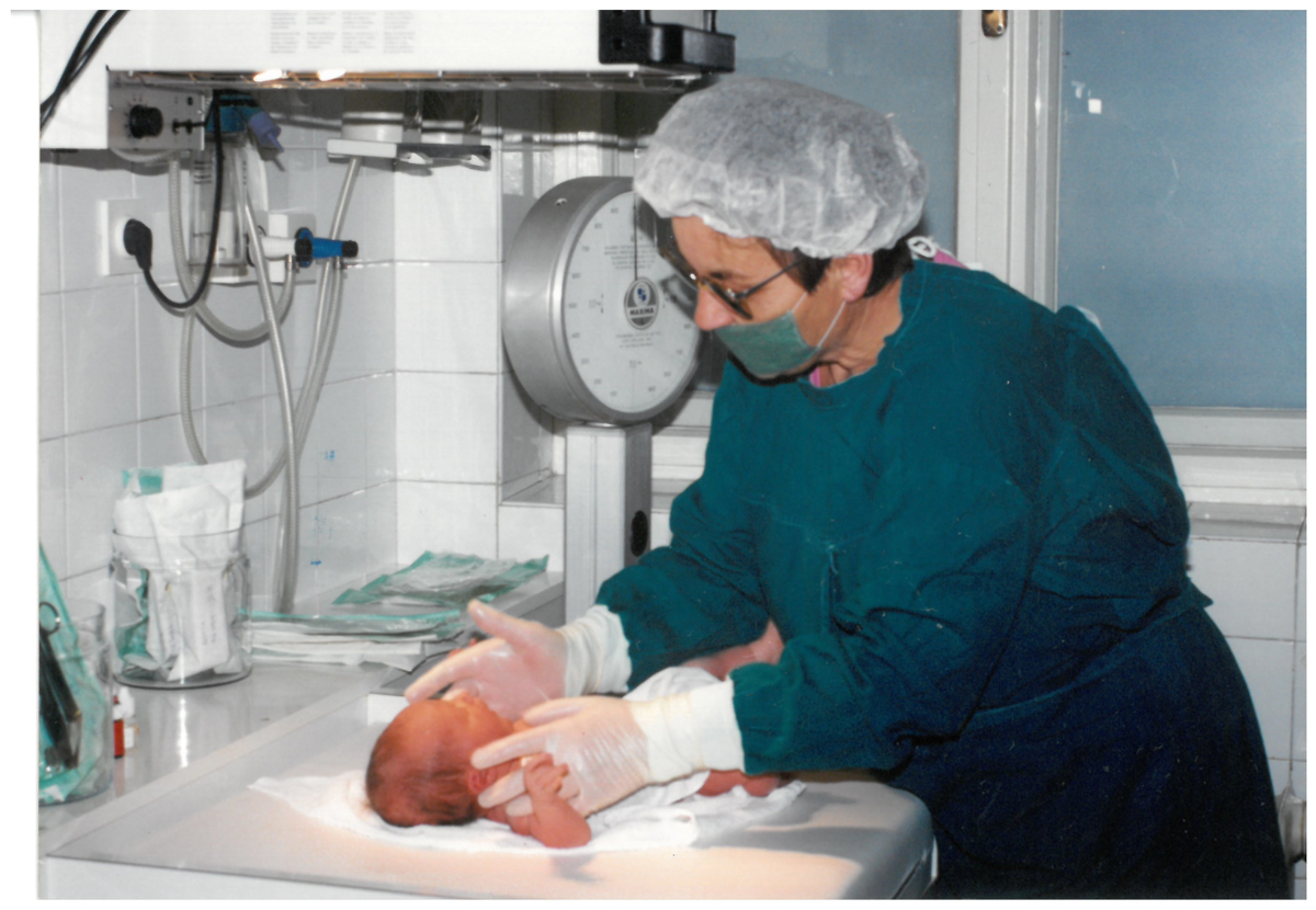 Babica, ki je na svet pomagala 7000 otrokom, v svoji torbi nosila tudi kondome