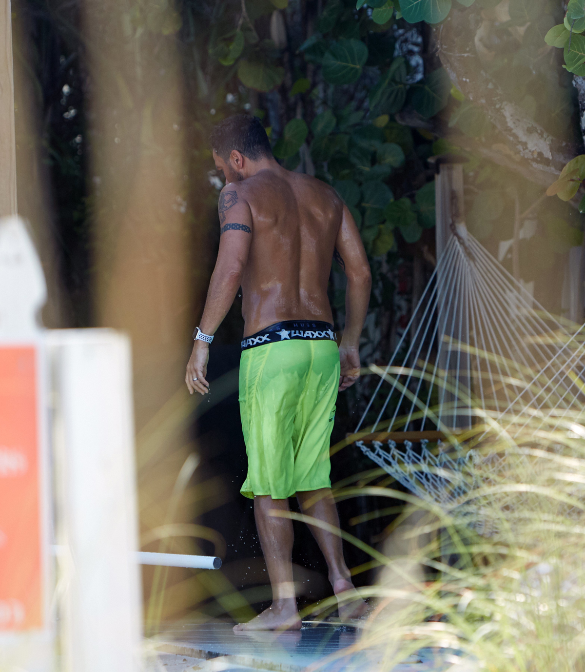 (FOTO) Vroči zvezdnik 90-ih še vedno trd kot kamen