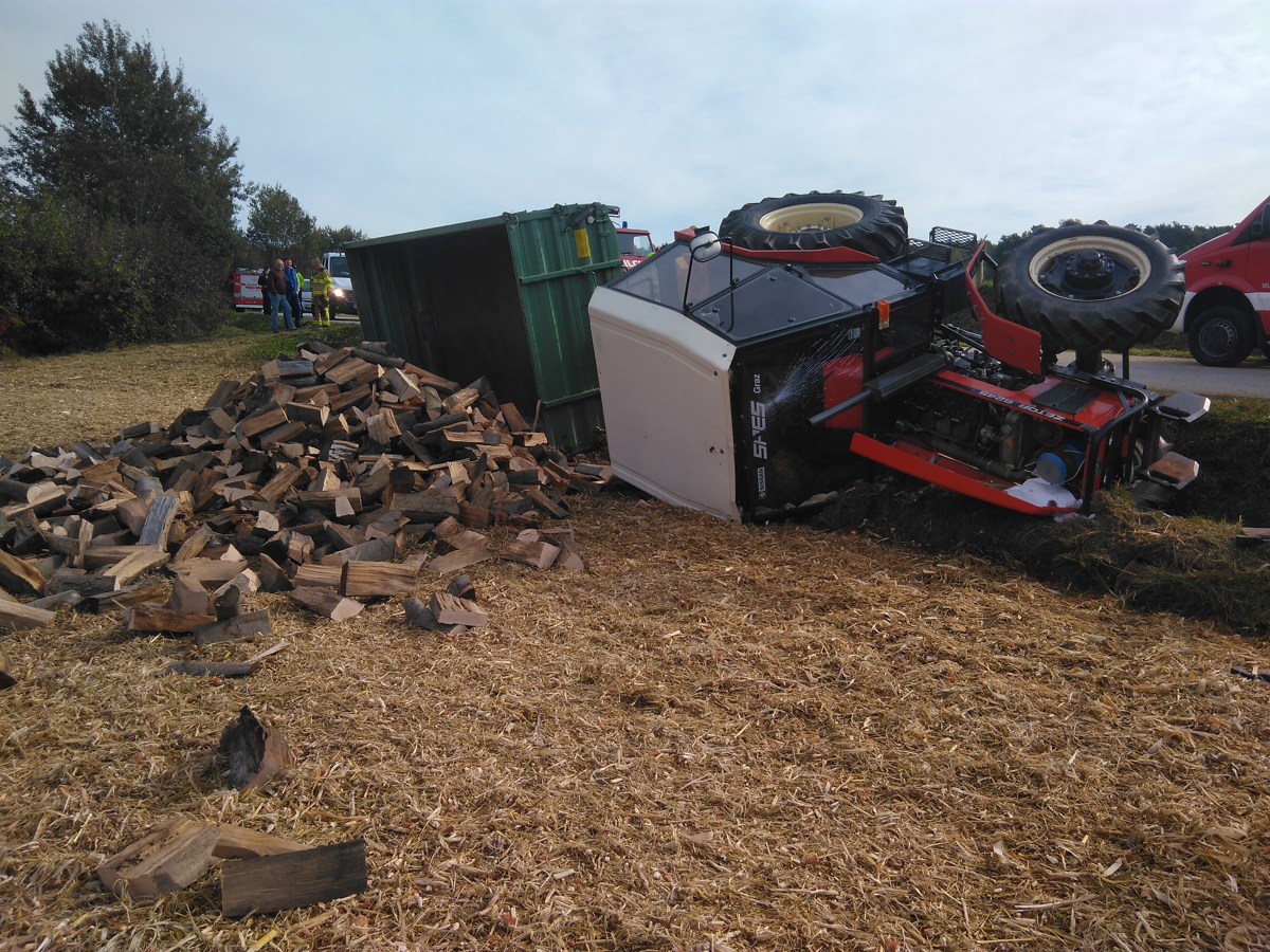 (FOTO) Pertoča: S traktorjem v jarek