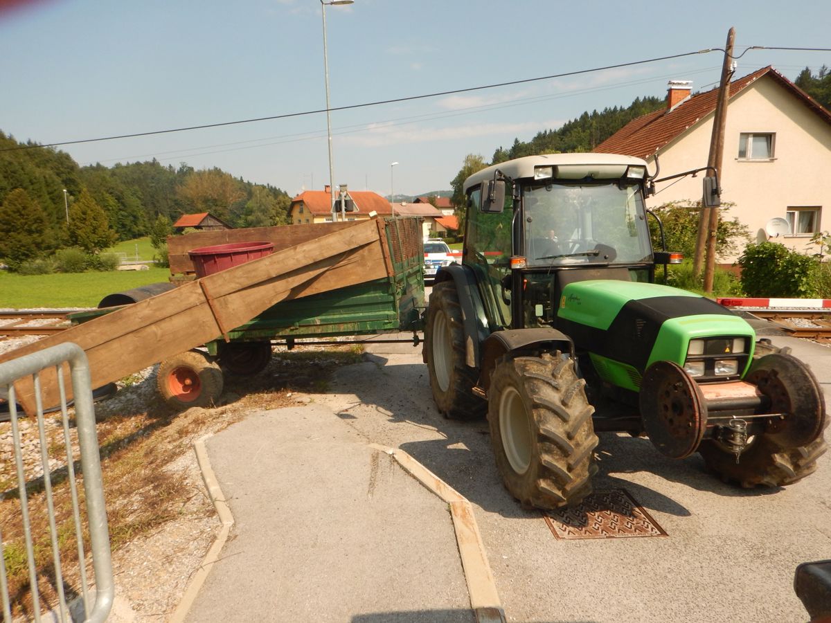 S traktorjem in plugom policistom zaprl pot, da je voznik lahko pobegnil