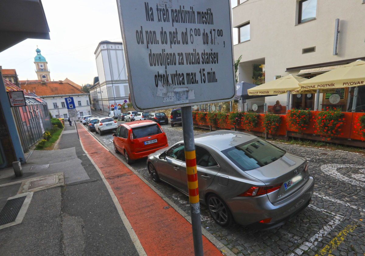 Parkira v "posmeh staršem"