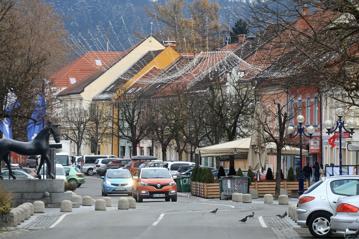 Tretja razvojna os: "Delajo se norca iz nas"