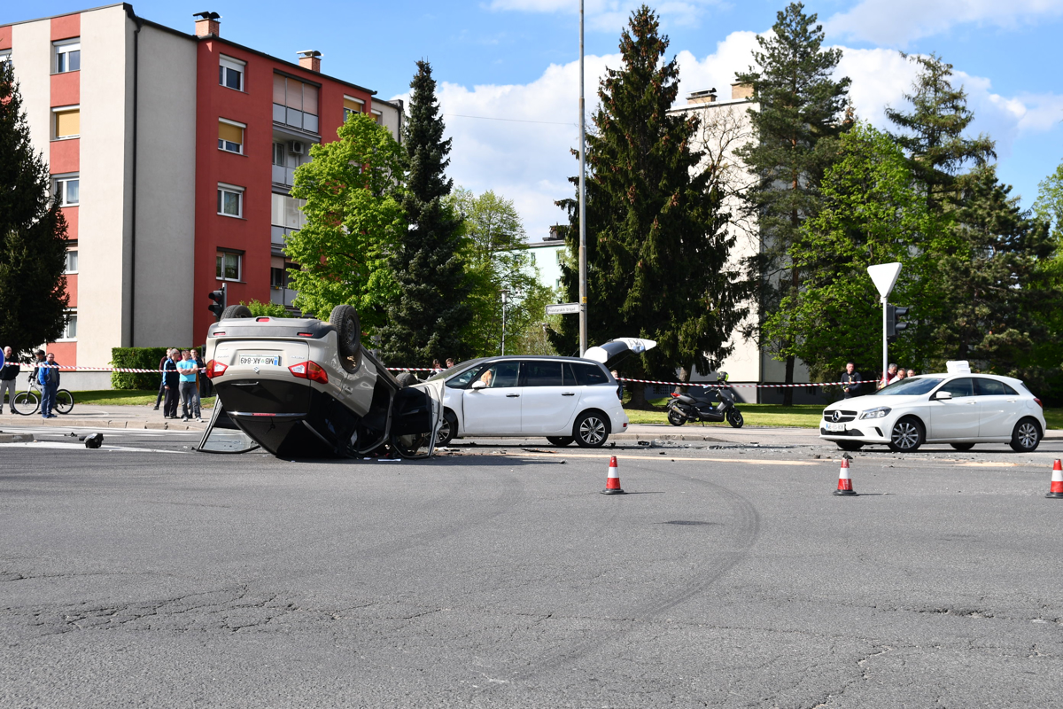 Maribor: Avto v križišču obrnilo na streho