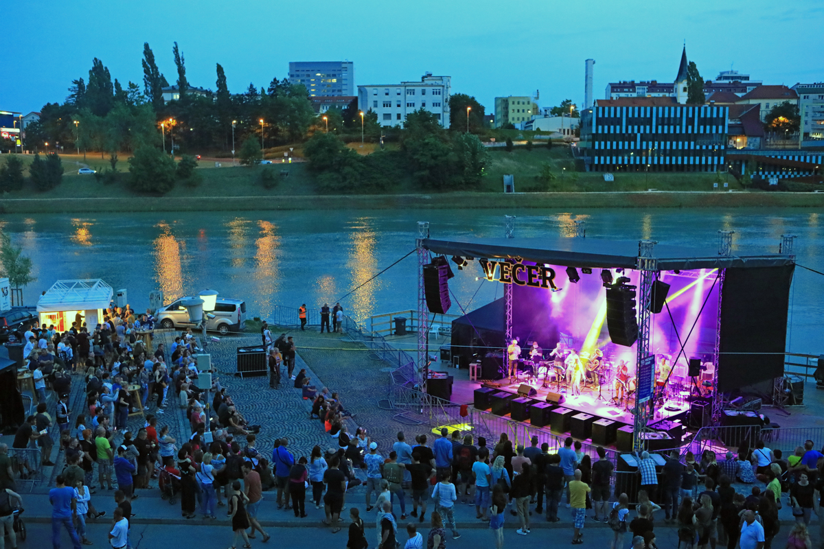(FESTIVAL LENT) Simpatična odra, manj obiskovalcev