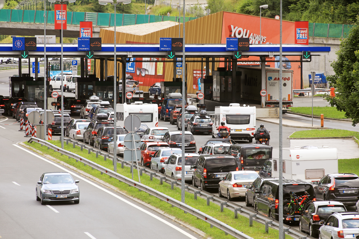 Dolge čakalne dobe so tako za vstop kot za izstop iz države