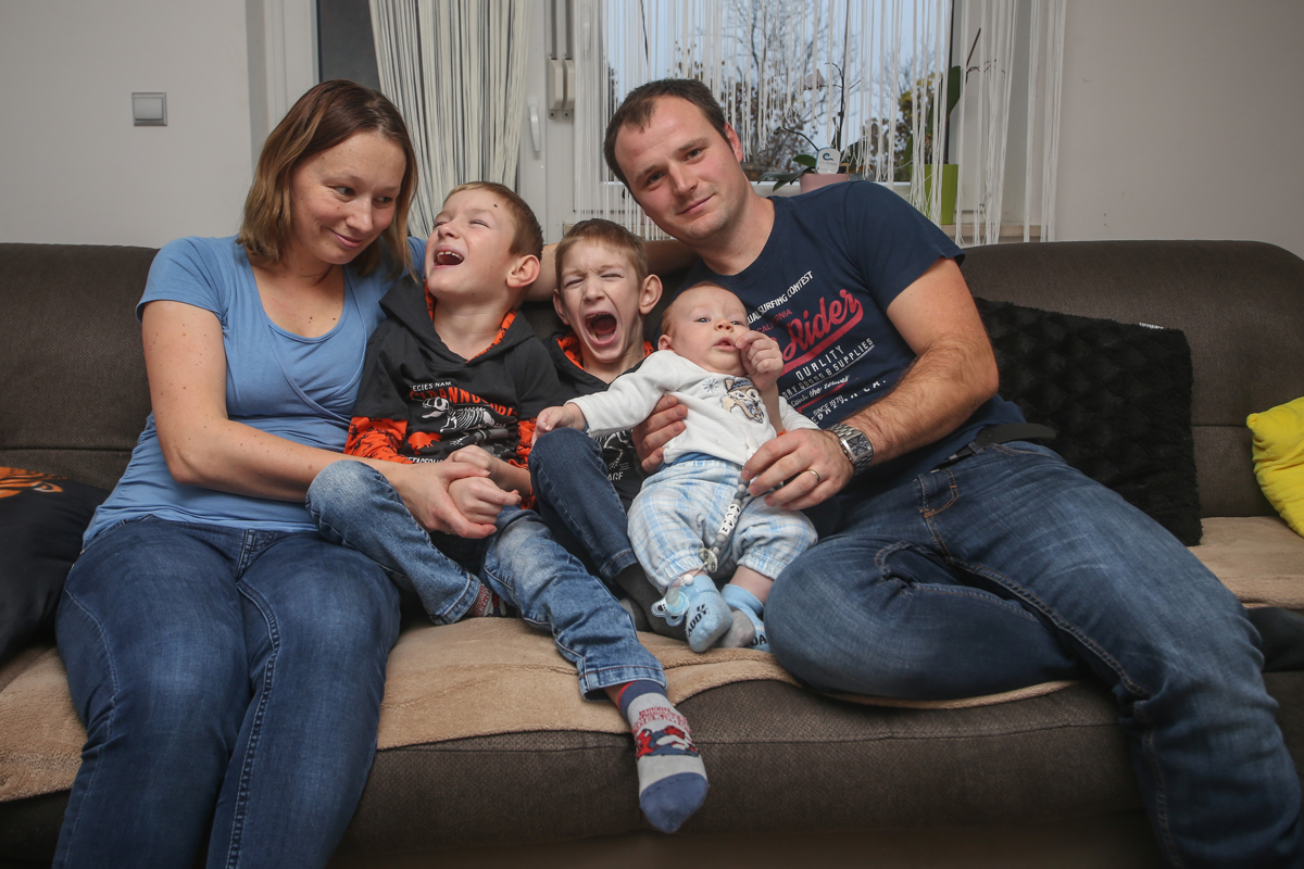 Družina s sedemletnima dvojčkoma zbira denar za dvigalo: "Saj veste - za svoje otroke narediš vse"
