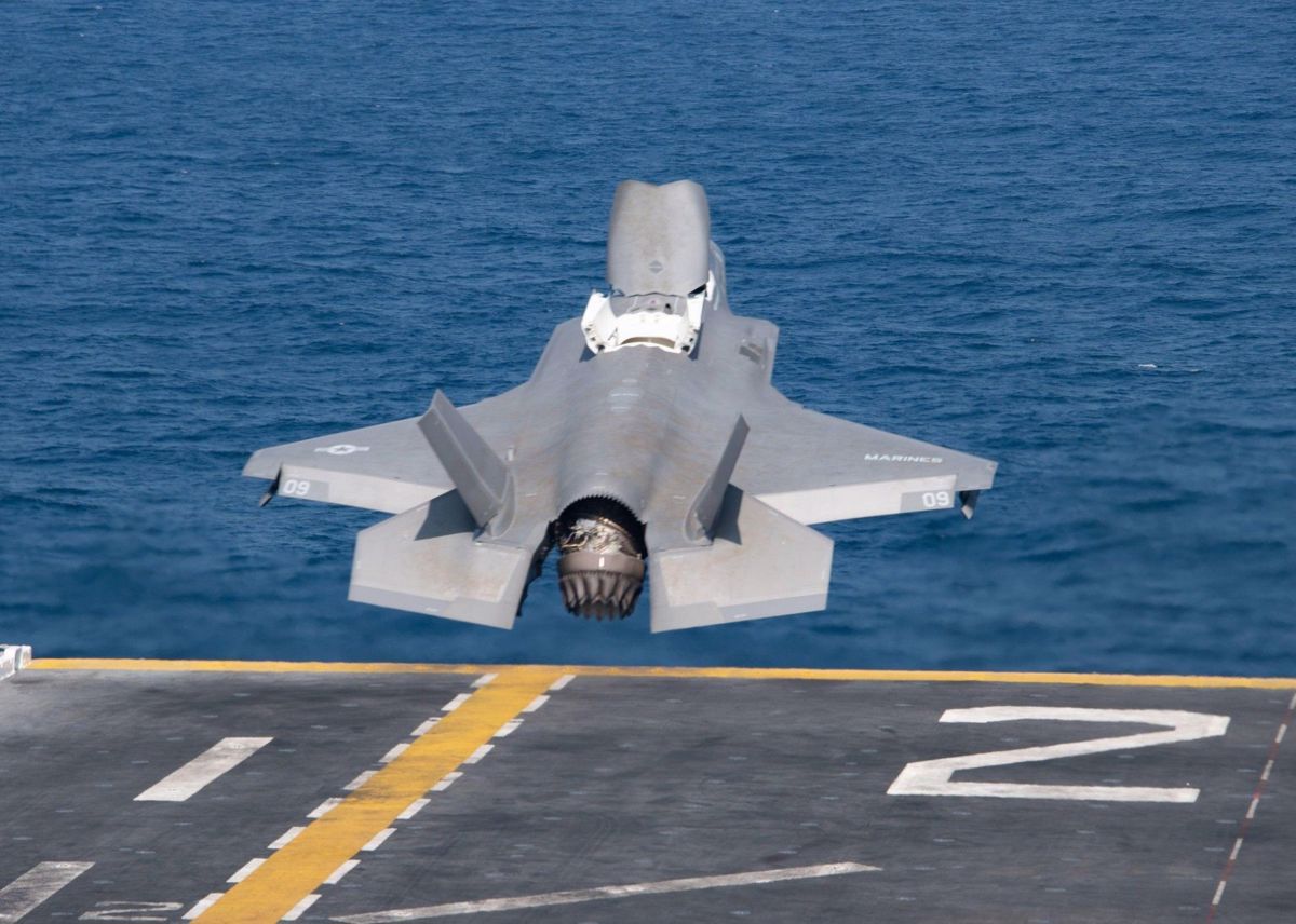 (VIDEO) Britanska vojska iz Sredozemskega morja potegnila razbitine letala, mornar, ki je objavil video, je bil aretiran
