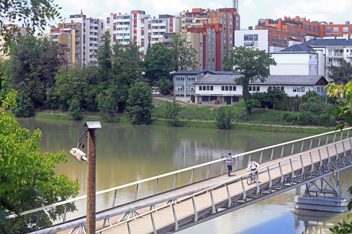 (PREJELI SMO) Zaradi razkošne gradnje niti ure sonca na dan (3)
