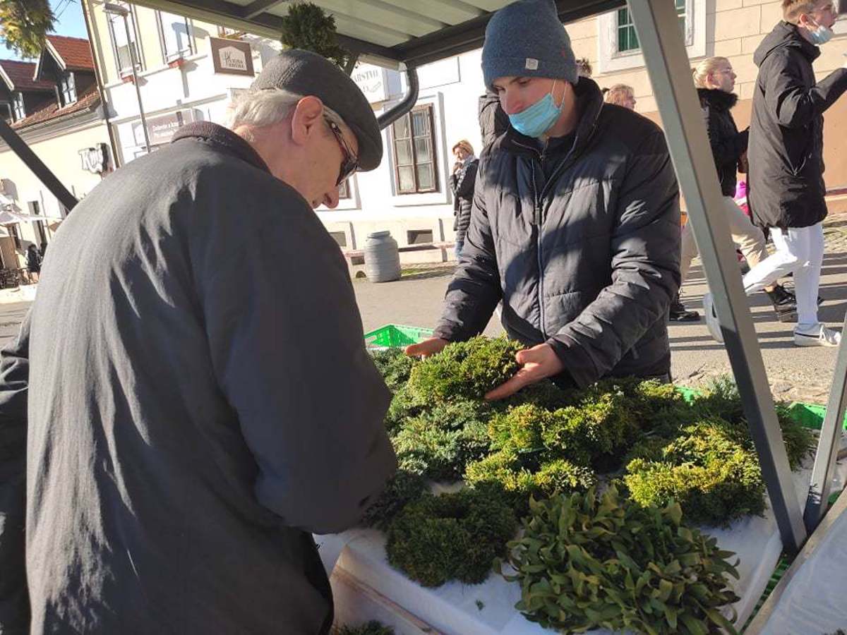 (FOTO) Cene na mariborski tržnici: Koliko stanejo adventni venčki
