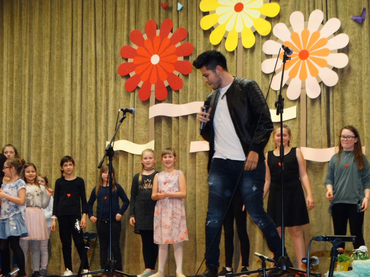 (VIDEO) Isaac Palma v Negovi pel za šolski sklad