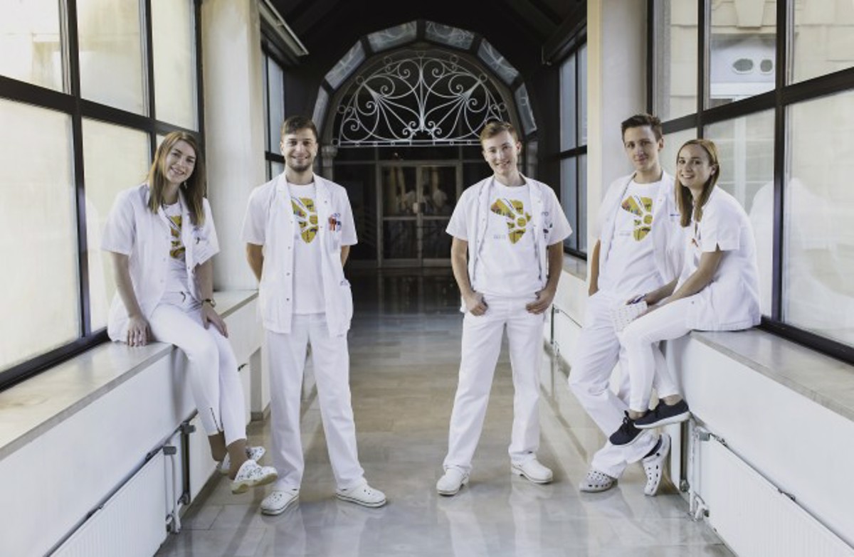 Pomagajte mladim zdravnikom, ki bodo nekoč pomagali vam 