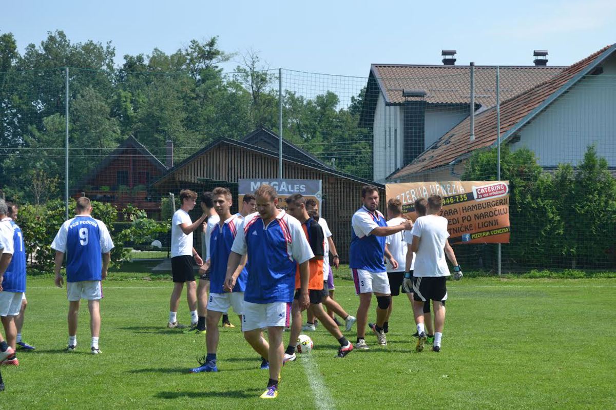 Gasilske cevi zamenjali za nogometne žoge