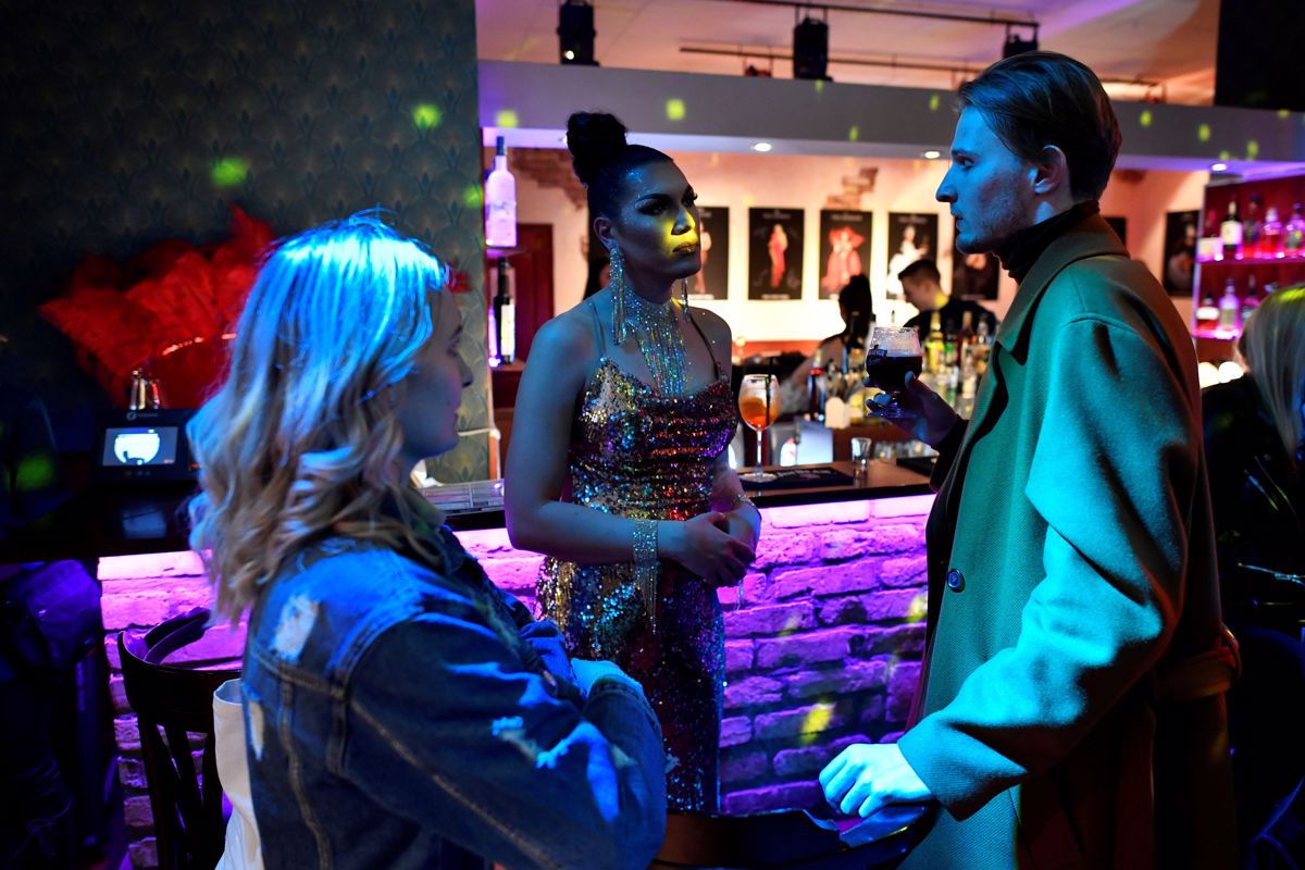 Madžarski parlament podprl referendum o zakonu o omejevanju dostopa do informacij o LGBTIQ
