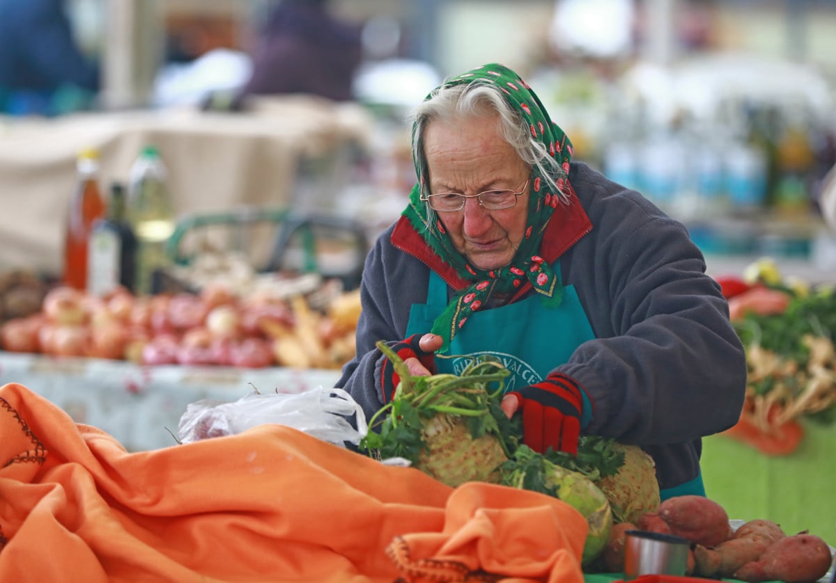 (VIDEO) Zima na mariborski tržnici: Zelenjavo pokrivamo, da ne zmrzne
