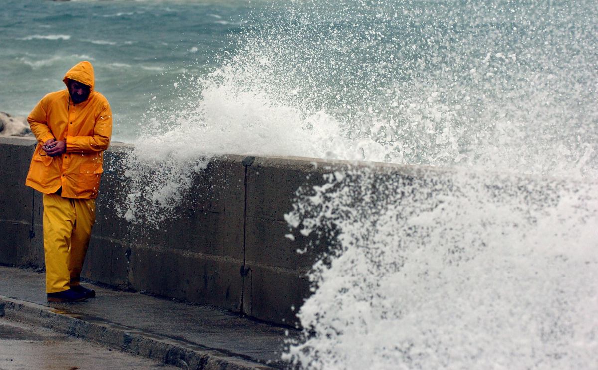 Na območju Dubrovnika skoraj 7 metrov visoki valovi, močan veter pihal v Splitu, sneg težave povzroča tudi drugod po Evropi
