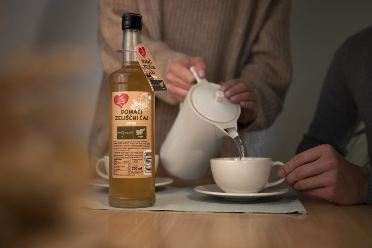 Čaj iz domačih zelišč pomiri in ogreje tudi dušo
