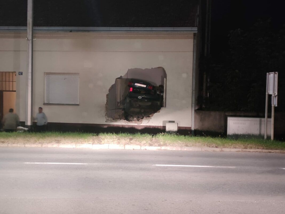 Voznik z avtomobilom končal v hiši in umrl