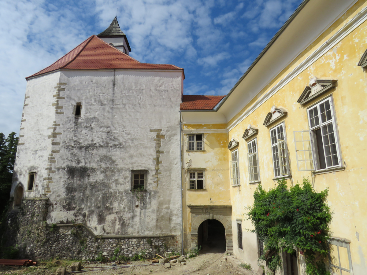Pri gradu Borl delavec padel z žerjava in umrl