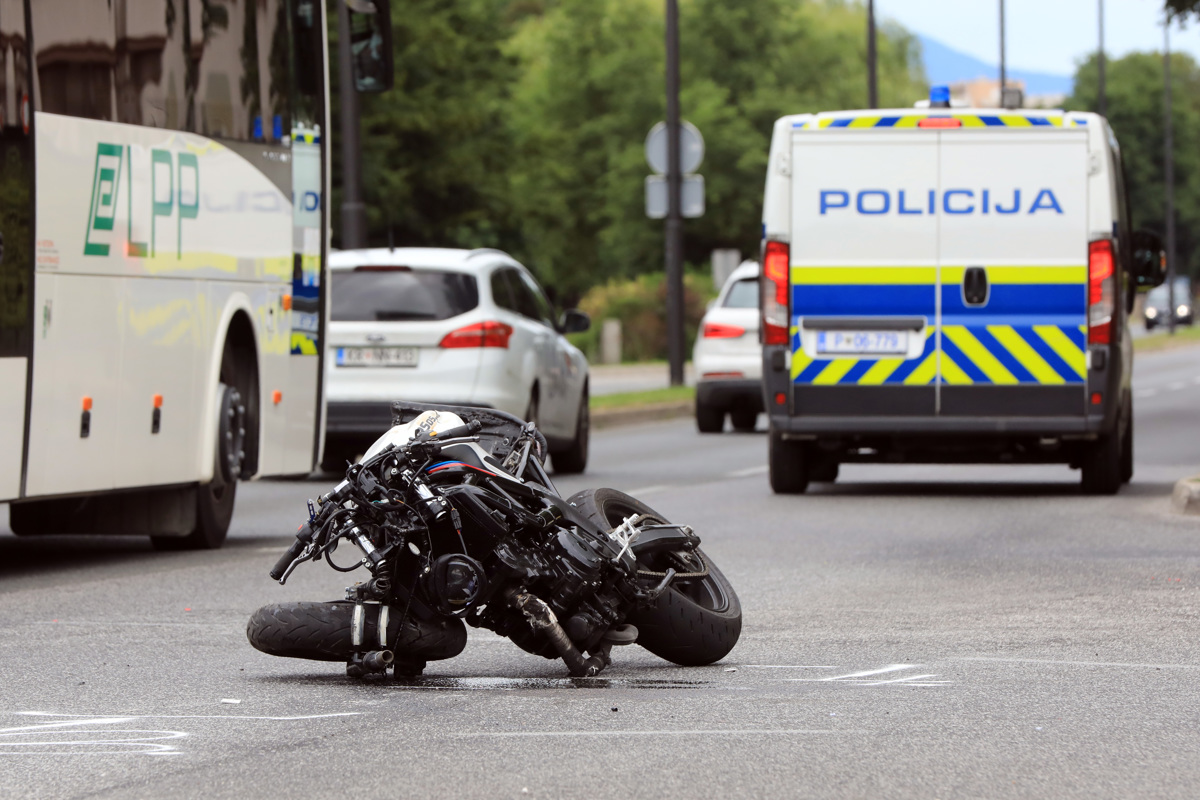 Policist poskušal zaustaviti motoriste, ki niso imeli čelad. Ko je en motor dohitel, je bilo prepozno