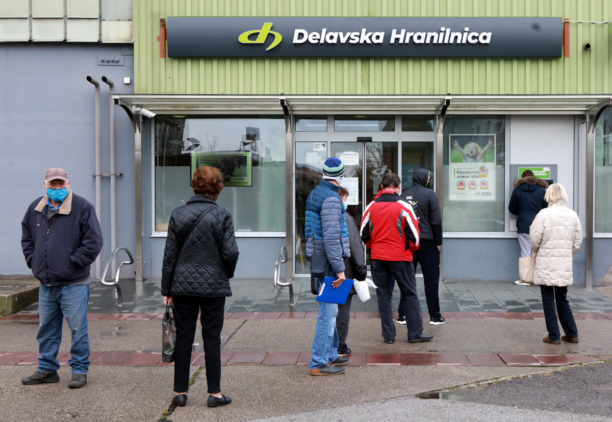 Ste se že navadili čakanja v vrstah? Tako je pred trgovinami, bankami, poštami, lekarnami, na tržnicah ...