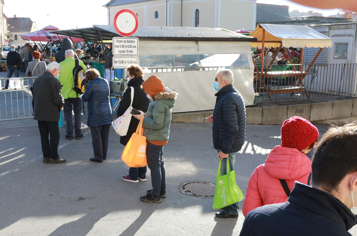 Ste se že navadili čakanja v vrstah? Tako je pred trgovinami, bankami, poštami, lekarnami, na tržnicah ...