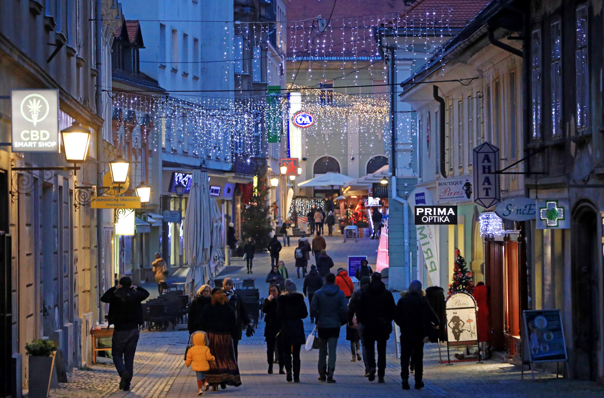 Čarobni december v Mariboru: Nove luči, svetlobne figure in okrašena drevesa. Prižig praznične osvetljave v petek