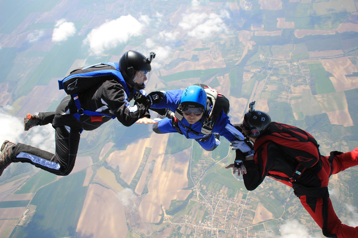 Mariborčan s padalom letno opravi od 150 do 200 skokov. Doslej jih je opravil že več kot 1800
