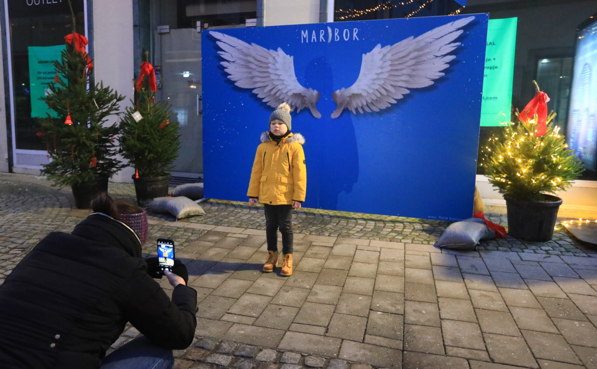 Čarobni december v Mariboru: Skupnostno okraševanje s starimi ključi in okraski iz nitk