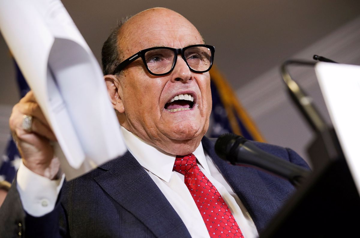 Po turneji po ZDA v imenu predsednika ima zdaj covid-19 še Trumpov odvetnik Giuliani