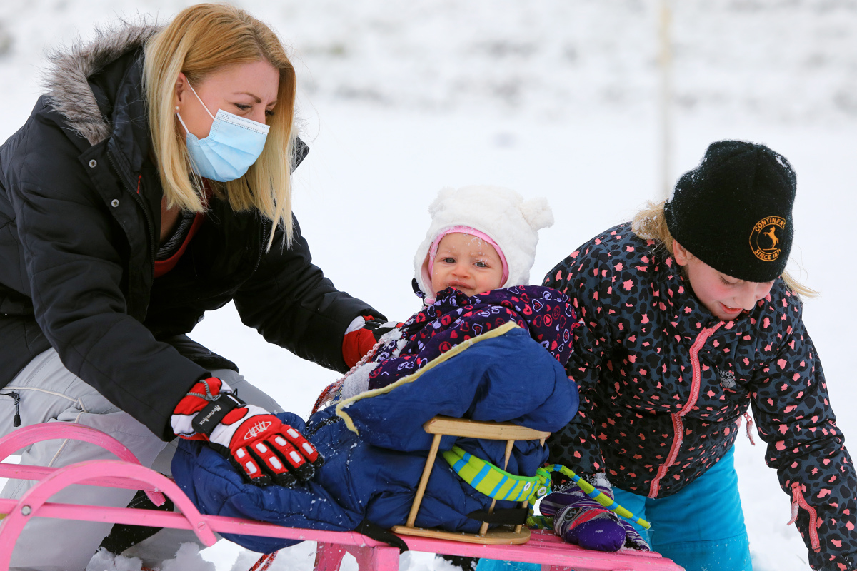 Otroško veselje na snegu: Kepanje, sankanje in snežaki
