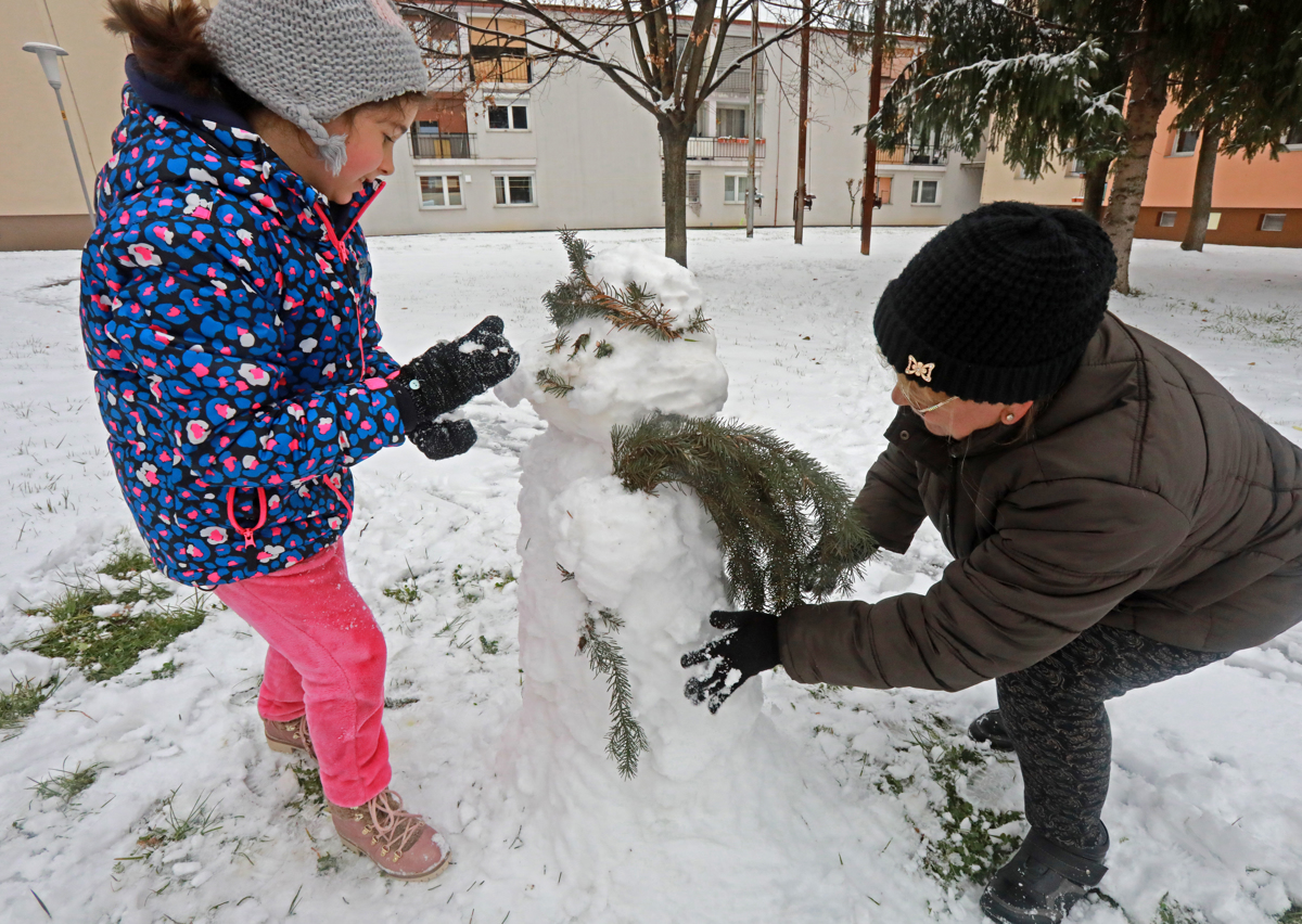 Otroško veselje na snegu: Kepanje, sankanje in snežaki
