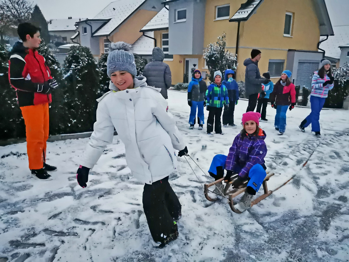 Otroško veselje na snegu: Kepanje, sankanje in snežaki