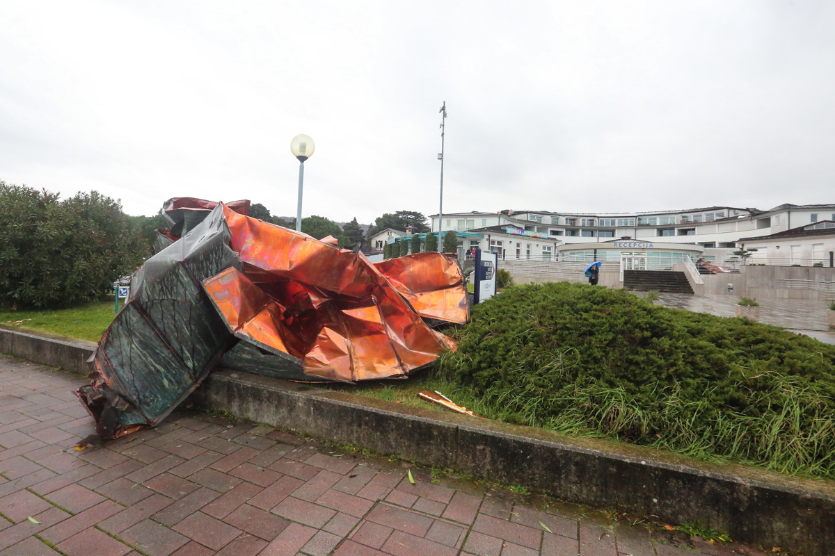 Neurje na Obali podiralo drevesa in zvijalo strehe, v Izoli tudi vodna tromba
