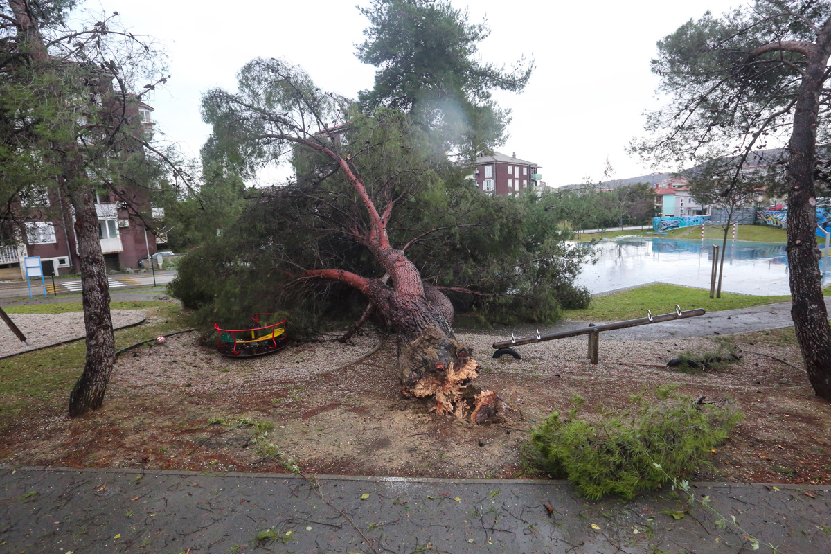 Neurje na Obali podiralo drevesa in zvijalo strehe, v Izoli tudi vodna tromba