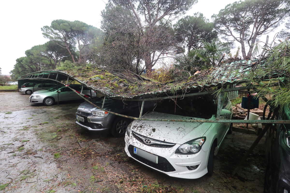 Neurje na Obali podiralo drevesa in zvijalo strehe, v Izoli tudi vodna tromba