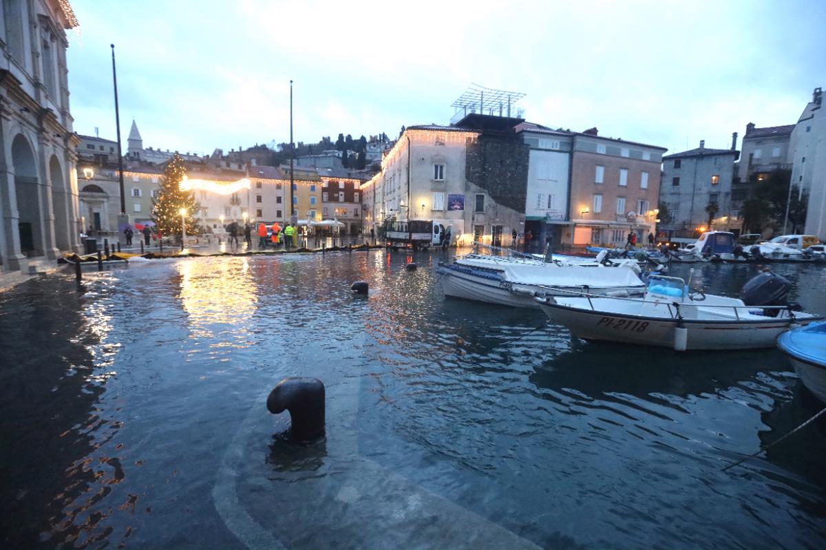 Neurje na Obali podiralo drevesa in zvijalo strehe, v Izoli tudi vodna tromba